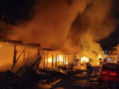 Se incendian locales en el mercado central de Acapulco, Guerrero