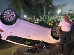 Mujer provoca accidente contra dos autos estacionados, cerca del Palacio Municipal de Playa del Carmen