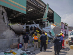 Mueren tres personas y cuatro más quedan lesionadas, tras desplome de avioneta en Bodega Aurrera de Temixco