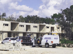 Policías intensifican operativo para encontrar cuerpos en una obra de Cancún