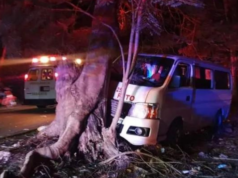 Combi choca contra un árbol; hay nueve estudiantes lesionados en Yucatán