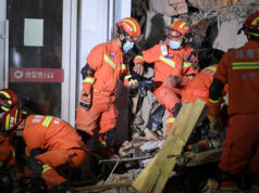 Rescatistas buscan a decenas de personas atrapadas entre los escombros, tras derrumbe de edificio en China