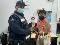 Policía regresa documentos personales a ciudadana que perdió cartera