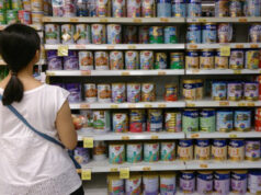 Padres cruzan de EU a México para conseguir leche de fórmula