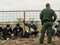 Agentes fronterizos de EU cobran 3 mil dólares por cruzar migrantes