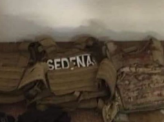 Cateo en Uayma: aseguran drogas, armas y uniformes de Sedena