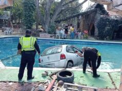 EN MÉRIDA CONDUCTOR SE METE CON TODO Y AUTO A LA PISCINA